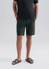 Bermuda de corte recto y estilo casual, confeccionada en tejido de algodón, con cierre frontal y bolsillos laterales.