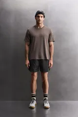 Camiseta de entrenamiento Zara Athleticz de corte regular, confeccionada en tejido técnico elástico y ligero con estructura. Presenta cuello redondo, manga corta con detalle de parche, costuras planas y logo estampado en el pecho.