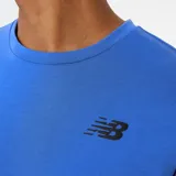 Remera de manga corta New Balance, color azul, con cuello redondo y logo de la marca estampado en pequeño en el lado izquierdo del pecho.