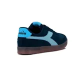 Championes urbanos Diadora modelo Bamtelo para mujer, confeccionados en gamuza color azul marino con detalles en celeste claro en los laterales, lengüeta y talón. Cuenta con suela translúcida de goma y cordones al tono.