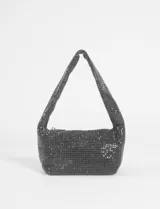 Cartera de fiesta tipo baguette, completamente recubierta de cristales brillantes, con asa corta integrada y cierre superior.