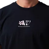 Remera negra de manga corta con estampado pequeño de flores y logo en el pecho. Corte clásico.