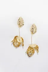 Par de caravanas colgantes doradas con diseño de flor abstracta.