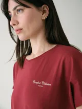 Camisón blanco de algodón, de corte holgado, manga corta y largo por encima de las rodillas. Presenta una pequeña estampa localizada en el pecho y aberturas en los laterales.