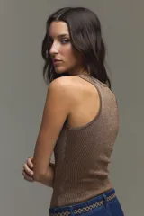 Musculosa de tejido rib color crudo, con lurex incorporado y escote redondo, de calce ajustado al cuerpo.