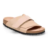 Sandalia Birkenstock modelo Kyoto de diseño minimalista, color beige, con una banda ancha ajustable mediante cierre de velcro, plantilla anatómica de corcho y suela de goma negra.