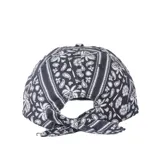 Gorro de visera curva Rip Curl color negro con estampado estilo paisley y floral, y detalle de placa metálica con la marca.