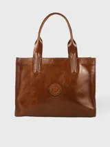 Cartera de cuero color marrón con compartimiento interno removible y logo circular en el frente.