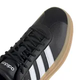 Championes urbanos Adidas modelo VL Court Bold, color negro con las icónicas tres rayas laterales en blanco y suela de plataforma en tono caramelo. Presentan un diseño de corte bajo con cordones y detalles de marca en la lengüeta y el lateral.