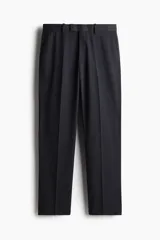 Pantalón de vestir de corte regular, con cierre frontal, pretina con trabillas para cinturón y pliegues frontales. Cuenta con bolsillos laterales y bolsillos traseros ribeteados con botón.