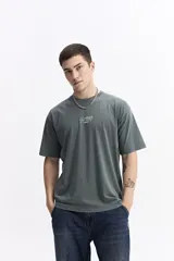 Remera de manga corta color gris oscuro, con escote redondo y estampado frontal con la frase "Immortal Dreams" en blanco.