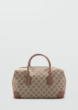 Bolso tipo bowling de diseño estructurado, confeccionado en tejido con estampado de monograma en tonos beige y marrón. Presenta detalles en cuero sintético marrón en las asas, esquinas y parches de sujeción, con herrajes metálicos dorados.