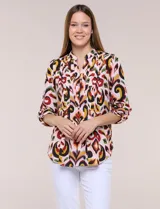 Blusa Zac & Rachel de gasa estampada con patrón multicolor, cuello mao con escote en V y botones frontales. Cuenta con detalles plisados en el frente y mangas largas con sistema para ajustar.
