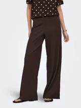 Pantalón loose marrón de tiro alto y corte ancho con caída fluida.