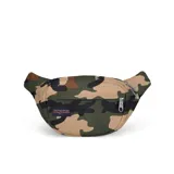 Riñonera Jansport modelo Fifth Avenue con estampado de camuflaje en tonos verde, marrón y beige.