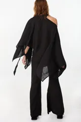 Blusa de lino italiano color negro, con diseño asimétrico de hombro descubierto y cuello tipo choker integrado, de manga larga amplia.