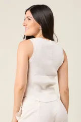 Musculosa color celeste de punto acanalado con cierre de cremallera doble en la parte delantera que se extiende hasta el cuello.