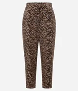 Pantalón de corte sastre en tejido crepé con estampado animal print de leopardo. Presenta un diseño fluido con cintura elástica y cordón de ajuste frontal.
