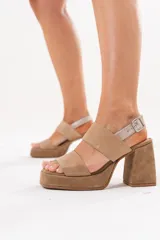 Sandalias de plataforma con doble tira ancha en la parte delantera y tira ajustable al talón con hebilla metálica. Tienen taco ancho y plataforma forrados.