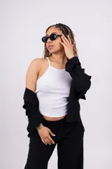 Camisa negra de lino, sin lycra, de mangas largas y corte clásico.