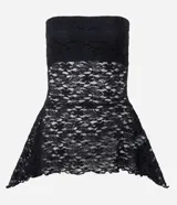 Blusa strapless de encaje negro con escote recto y dobladillo asimétrico con puntas diferenciadas.