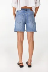 Short de denim azul claro, de tiro medio y corte recto estilo bermuda.