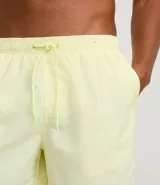 Bermuda básica masculina de microfibra en color negro, con cintura elástica ajustable mediante cordón y bolsillos laterales.