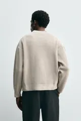Jersey de corte boxy fit con textura acanalada, cuello redondo y manga larga con acabados en rib.