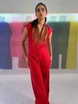 Mono largo color rojo con escote en V, cierre frontal y cinturón.