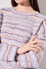 Sweater de punto con textura, a rayas horizontales en tonos lila, celeste, naranja y crudo.