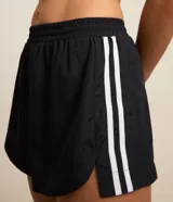 Short deportivo negro con rayas blancas en los laterales y bombacha interna.