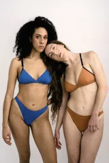 Soutien de algodón sin aro y copa de doble capa, color azul, con tirantes ajustables negros.