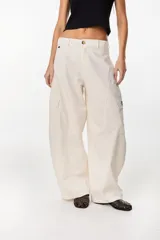 Pantalón cargo color beige de tiro bajo y corte ancho, con bolsillos laterales utilitarios.