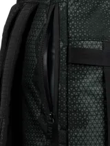 Mochila de cabina Caterpillar modelo Bobby Cabin en color negro con diseño geométrico bordado. Posee un compartimento principal de apertura completa, bolsillo frontal con cierre, compartimento acolchado para computadora y correas ajustables. Dispone de hebillas de compresión laterales y asa de mano lateral.