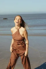 Top halter de lino color marrón, con escote pronunciado y ajuste en el cuello.