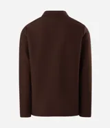 Remera de manga larga color marrón, confeccionada en tejido texturizado con cuello en V tipo polo. Presenta un diseño de calce confortable y acabado moderno.