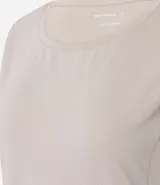 Remera deportiva de microfibra texturizada, con cuello redondo y mangas cortas. Presenta un diseño liso con recortes laterales que favorecen la ventilación.