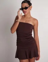 Vestido corto color amarillo pastel, strapless, con frunces laterales y falda con volados.