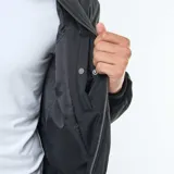 Campera estilo aviador negra, con cierre frontal, cuello redondo y puños y cintura elásticos. Presenta bolsillos de fuelle con doble entrada en la parte inferior y un bolsillo con cierre en la manga izquierda.