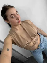 Top negro con escote halter y tiras cruzadas en el abdomen.