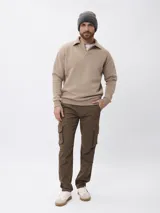 Pantalon cargo de gabardina con corte regular fit, tiro medio, cierre de botón y cremallera, bolsillos laterales tipo cargo, bolsillos frontales y traseros.
