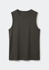 Musculosa básica azul marino con escote redondo, sin mangas y corte clásico.