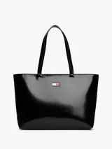 Bolso tipo tote de Tommy Jeans en color negro con acabado brillante. Presenta un diseño minimalista con doble asa superior y el logo distintivo de la marca aplicado en la parte frontal.