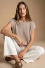 Chaleco de punto sin mangas con cuello redondo, confeccionado en una mezcla de algodón y lurex con textura acanalada.