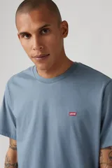 Remera celeste de algodón con cuello redondo y logo de Levi's en el pecho.