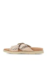 Sandalias planas de mujer en color dorado metalizado, con tiras cruzadas texturizadas y una hebilla grande decorativa en el empeine. Posee plantilla anatómica y suela de goma texturizada.