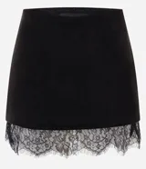 Short pollera Blue Steel de gamuza sintética color negro, con diseño ajustado, corto y detalle de encaje en el borde inferior.