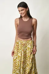 Musculosa negra de corte crop, escote redondo y diseño ajustado.