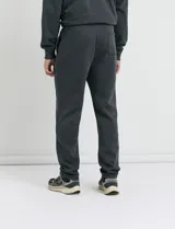Pantalón jogging de corte recto, confeccionado en tejido circular con cintura elástica y cordón ajustable al tono. Presenta bolsillos laterales tipo parche.
