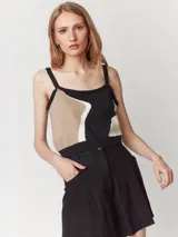 Short color beige de lino con tiro alto, elástico en la pretina trasera, cierre delantero con botón, tablas en el frente, bolsillos delanteros y dobladillo invisible.